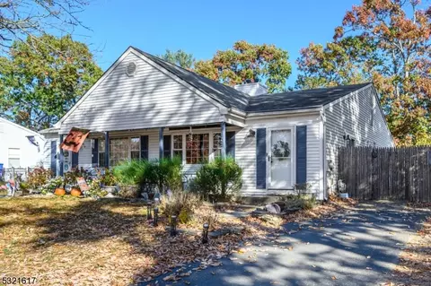 565 Innkeeper Ln, Toms River, NJ 08753