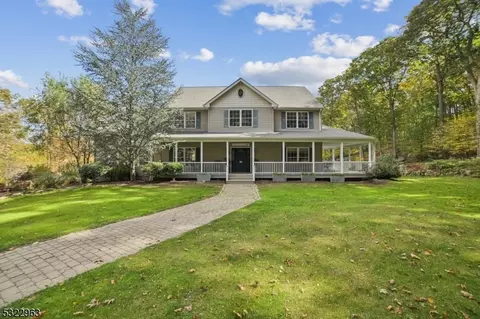 6 Oak Hill Trl, Glen Gardner, NJ 08826