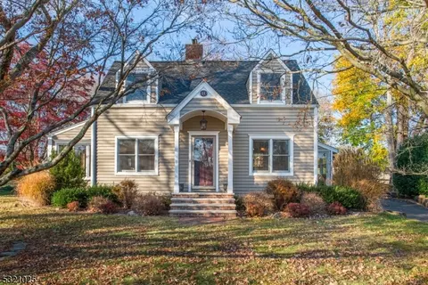 11 Spruce St, Bernards, NJ 07920