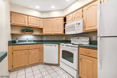 63 Commonwealth Dr, Basking Ridge, NJ 07920 photo 13