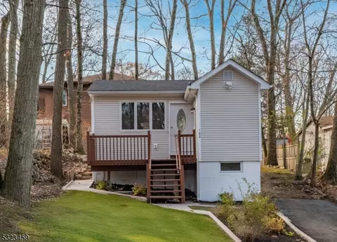 102 Dartmouth Trl, Hopatcong, NJ 07843