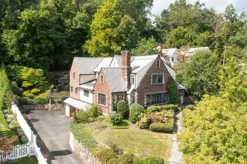 16 Woodcliff Dr, Madison, NJ 07940