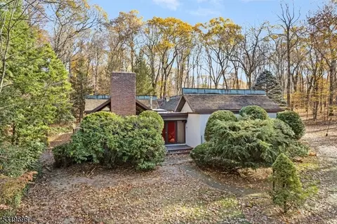 4 Standish Dr, Morristown, NJ 07960