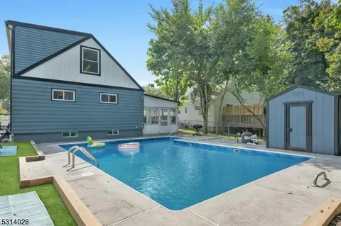 36 Brookside Ter, Verona, NJ 07044