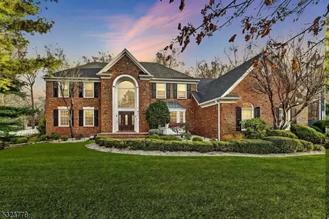 4 Swans Mill Ln, Scotch Plains, NJ 07076
