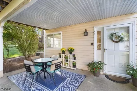 35 Foxwood Ct, Bedminster, NJ 07921