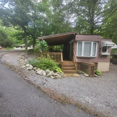 13 Hemlock Dr, Sussex, NJ 07461