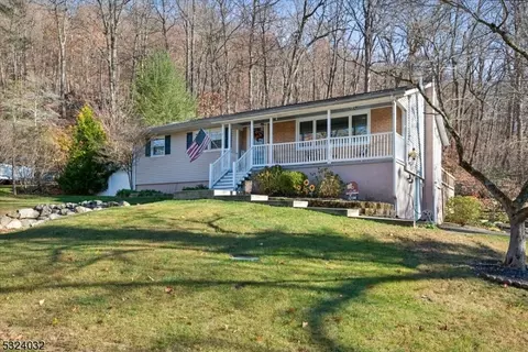 1 Knute Dr, Byram Twp, NJ 07821