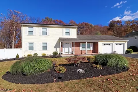 16 Fox Run Dr, East Hanover, NJ 07936