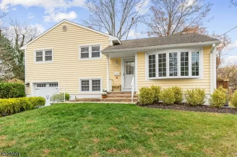 5 Briar Cir, Green Brook, NJ 08812