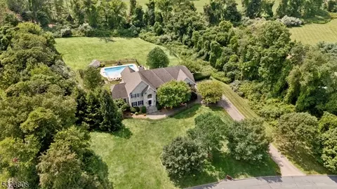 8 Highland Dr, Chester Twp, NJ 07930