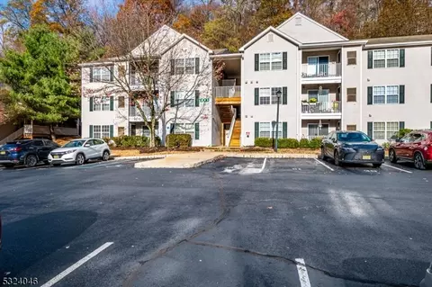 1021 King Ct, Green Brook, NJ 08812