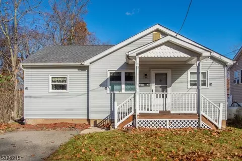 20 Michigan Trl, Hopatcong, NJ 07843