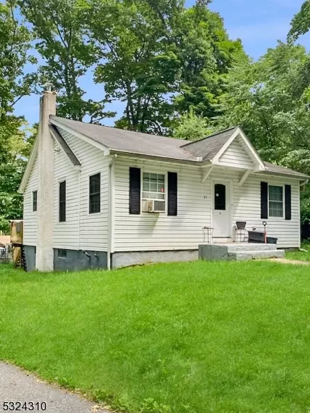 21 Reservoir Rd, Jefferson, NJ 07849