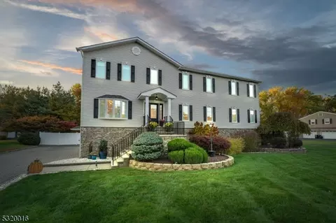 29 Stimis Ln, East Hanover, NJ 07936