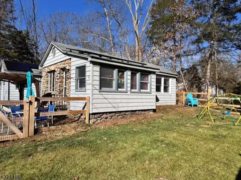 909 Cedar Dr, Newton, NJ 07860