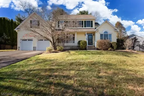 15 Fieldstone Dr, Clinton, NJ 08809