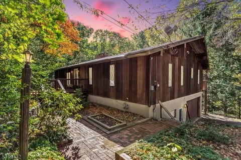 8 Skytop Rd, Lebanon Twp, NJ 07853