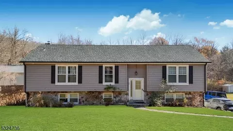 66 Reeve Ave, Bloomingdale, NJ 07403