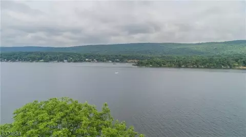 26 Cove Rd, Greenwood Lake, NY 10925