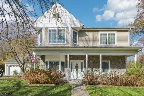 67 Knollwood Dr, Paramus, NJ 07652