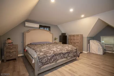 4 Tuttle St, Green Brook, NJ 08812