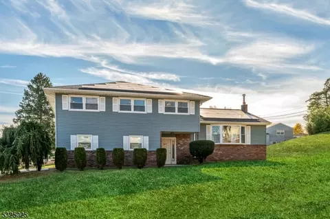 11 King Ct, Wayne, NJ 07470