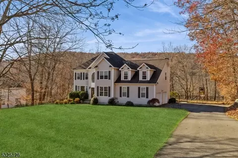 17 Cottonwood Trl, Sparta, NJ 07871