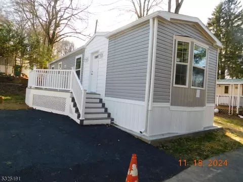 13 Front St, Oxford, NJ 07863