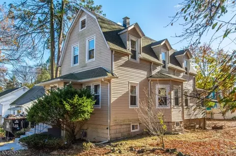 122 Washington Pl, Teaneck, NJ 07666