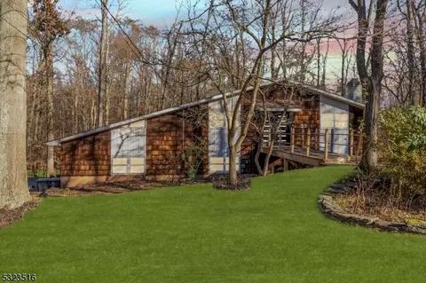 33 Oakland Dr, Readington Twp, NJ 08889