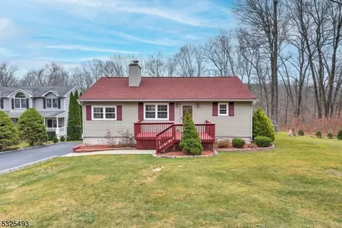 39 Hickory Ave, West Milford, NJ 07480