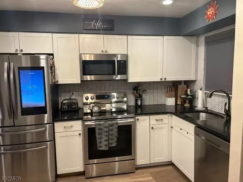 19 Hillside Ct, Clinton, NJ 08809 photo 2