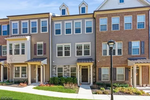27 Haralson Ct, Livingston, NJ 07039