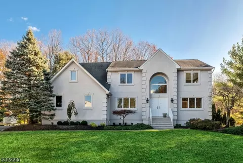82 Dodge Ct, Mahwah, NJ 07430