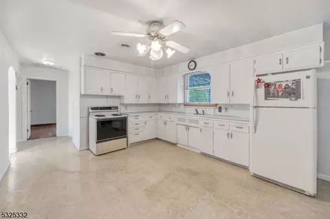 39 Burnside Pl, Wanaque Boro, NJ 07420 photo 9