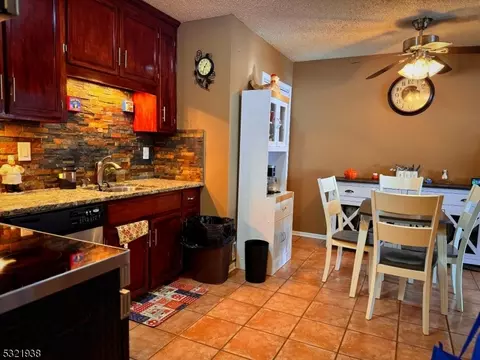 25 Burlington Ct, Hamburg, NJ 07419