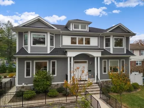 215 Broad Ave, Leonia, NJ 07605