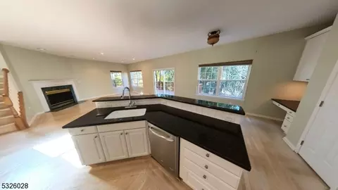 31 Canterbury Way, Wayne, NJ 07470 photo 4