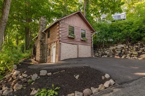 2 Alps Ln, Jefferson, NJ 07849