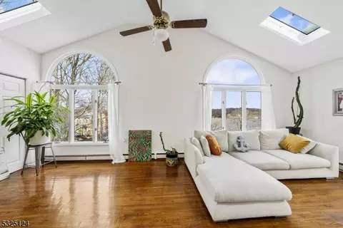 6 Wildwood Shores Dr, Hopatcong, NJ 07843