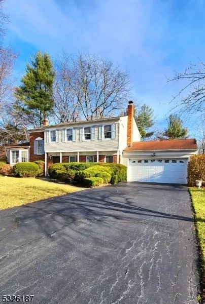 8 Bent Birch Pl, Parsippany-troy Hills Twp, NJ 07054