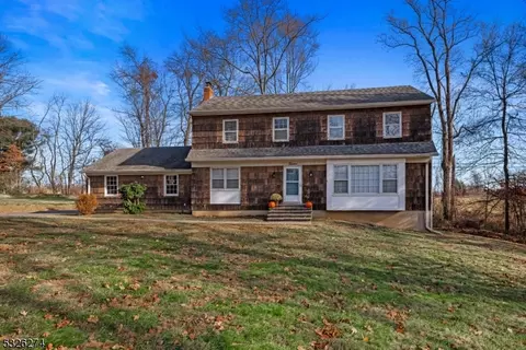12 Flintlock Dr, Washington Twp, NJ 07853