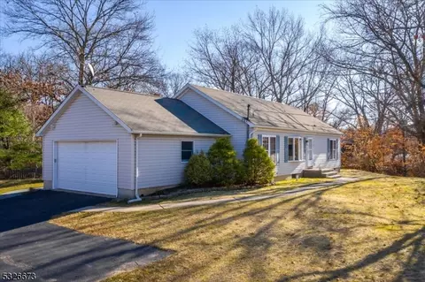 28 Rockridge Rd, Haskell, NJ 07420