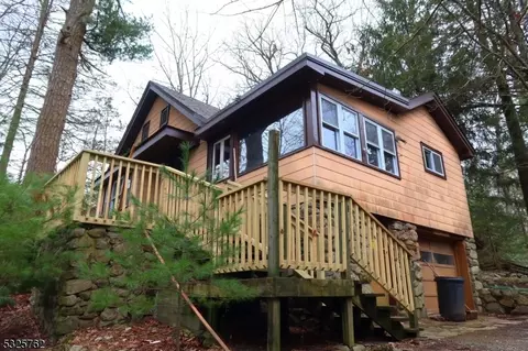 2040 Lakeside Dr W, Vernon Twp, NJ 07422