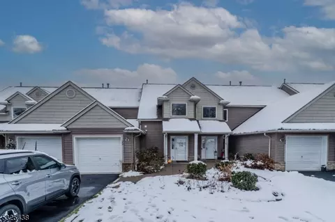 22 Clubhouse Rd, Hamburg, NJ 07419