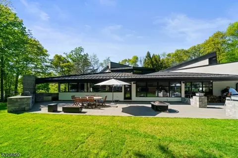 53 Kennedy Dr, Cresskill, NJ 07626
