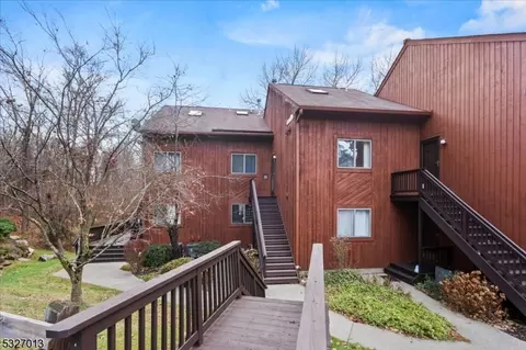 3 Port Royal Dr #6, Vernon, NJ 07462