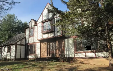 4 Lexington Ave, Branchburg, NJ 08853