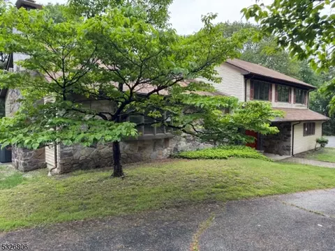27 Sunset Lake Rd, Hardwick Twp, NJ 07825